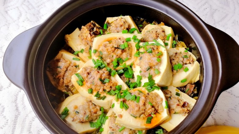 客家美食《砂锅煲咸菜酿豆腐》,我今天这为了拍照好看点,要是平时,我喜欢把酿豆腐放锅底,咸菜放上面,那边更入味呢