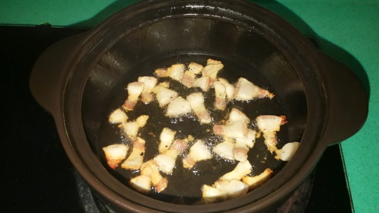客家美食《砂锅煲咸菜酿豆腐》,煎至出油,肥肉变得金黄色