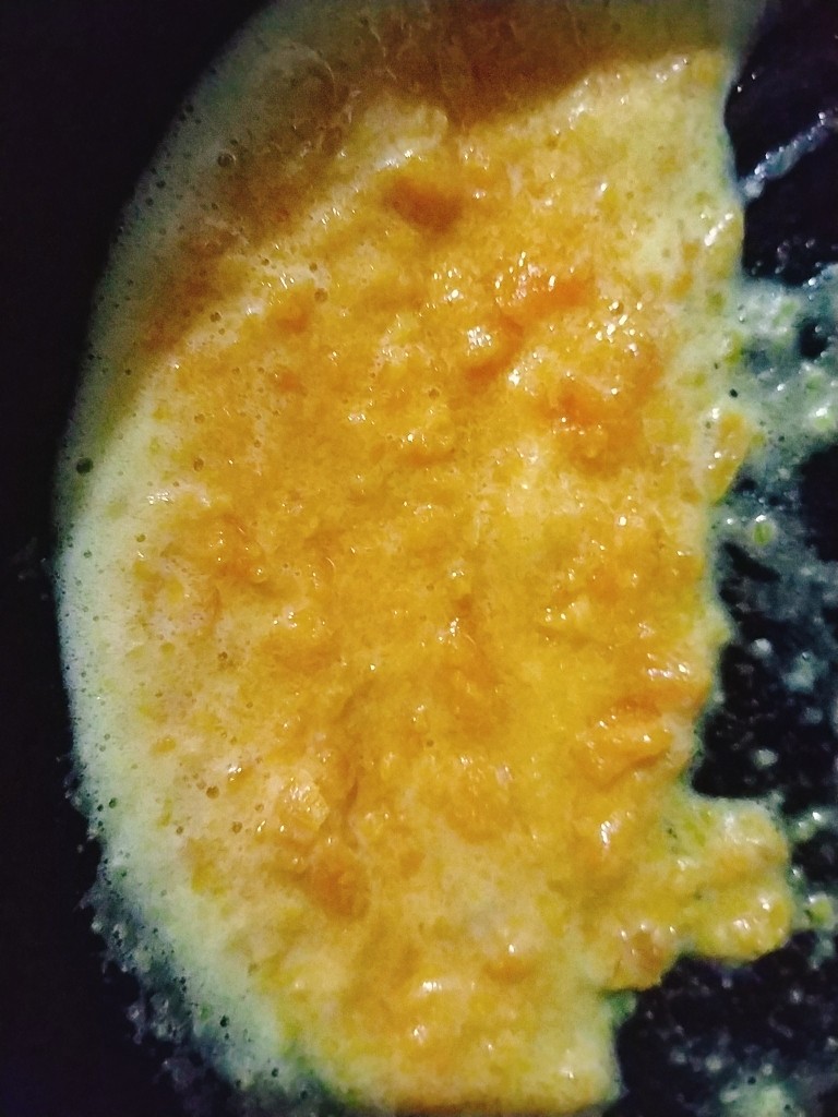 蟹黄豆腐,翻炒;