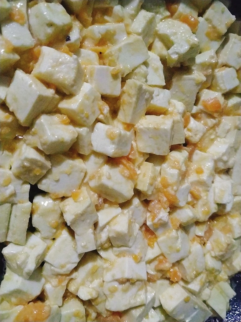 蟹黄豆腐,翻炒均匀;