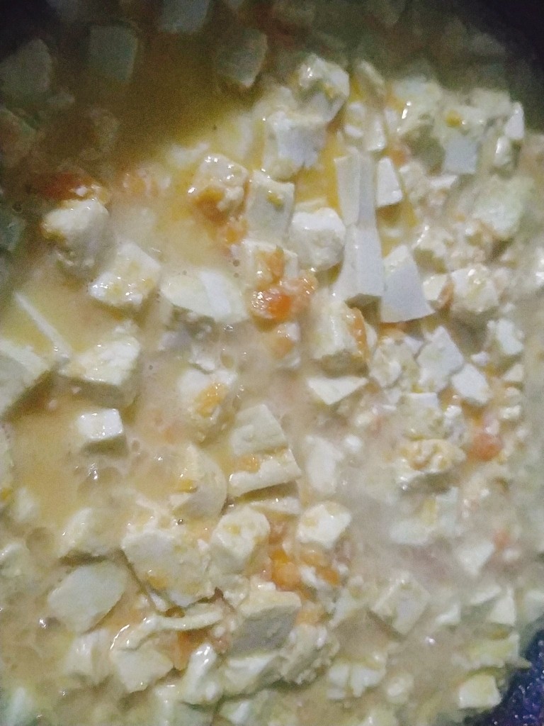 蟹黄豆腐,加入适量高汤或者饮用水,炖炒至没有汤汁;