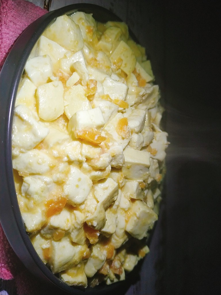 蟹黄豆腐,装入盘里,即可,得配两碗大米饭。