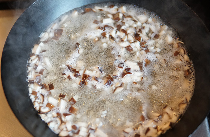 双菇杂酱面,菌菇和香菇放热水里焯一倒,捞出