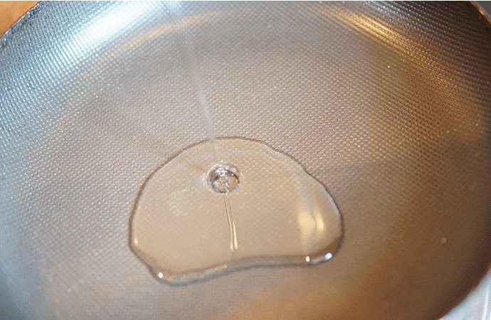 双菇杂酱面,锅里放油、先炒猪肉,然后放香菇煸炒几分钟,再倒入搅拌好的<a style='color:red;display:inline-block;' href='/shicai/ 705'>豆瓣酱</a>汁