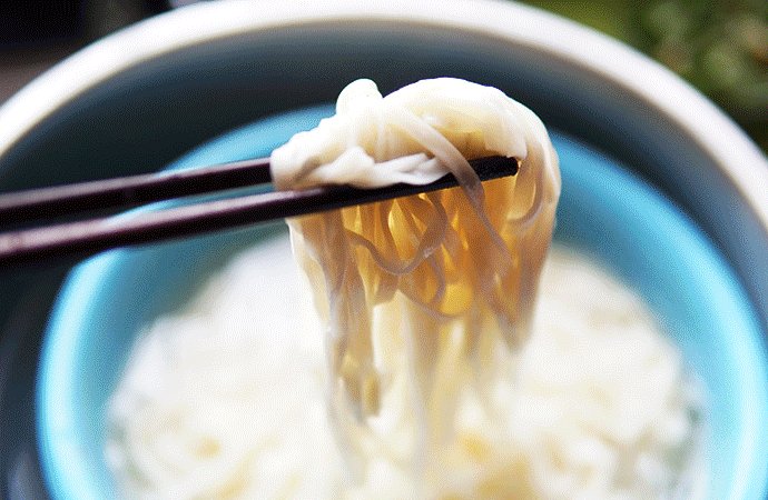 双菇杂酱面,盛出面条,放到纯净水里面过凉,装盘就好