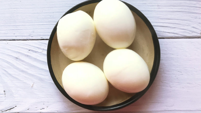 虎皮红烧鸡蛋,鸡蛋煮熟之后,去壳