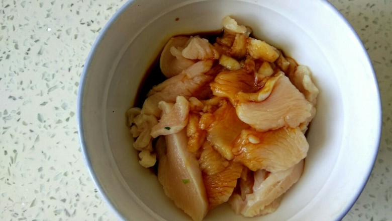 木耳土豆片炒鸡肉,加入一勺生抽，一勺料酒