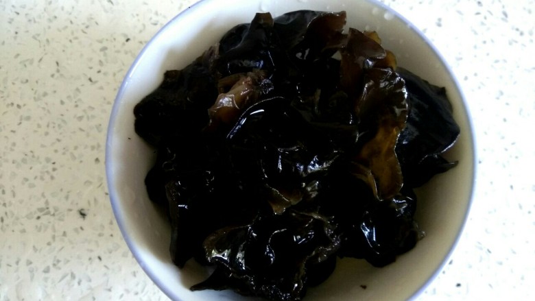木耳土豆片炒鸡肉,用清水洗净，手撕成小片