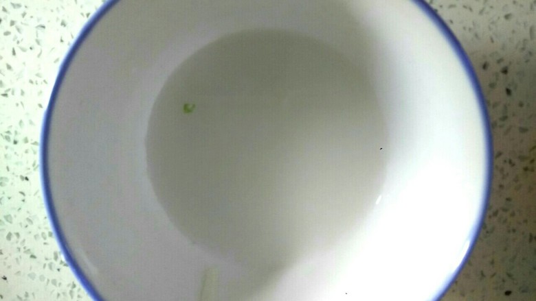 木耳土豆片炒鸡肉,适量淀粉，加入适量清水，调成淀粉汁