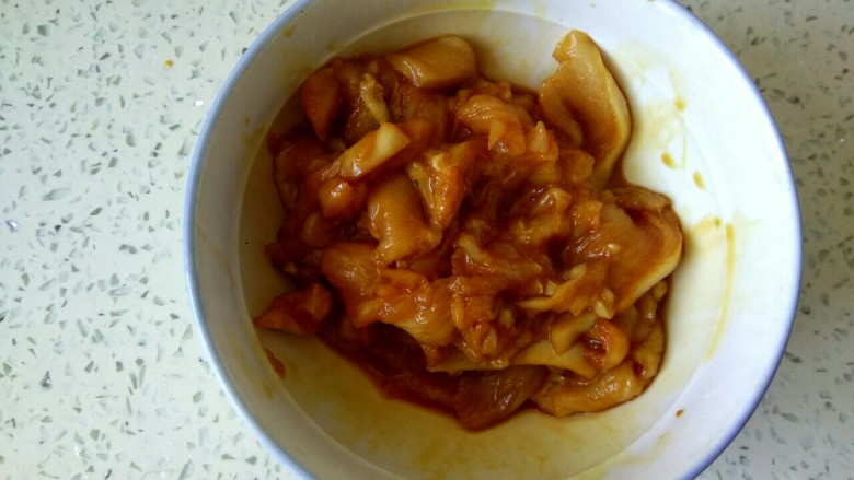 木耳土豆片炒鸡肉,加入适量淀粉，搅拌均匀，放置一会儿