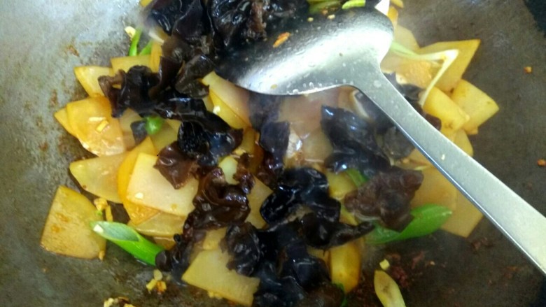 木耳土豆片炒鸡肉,放入木耳翻炒