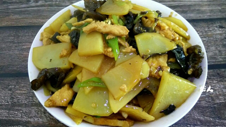木耳土豆片炒鸡肉,成品图