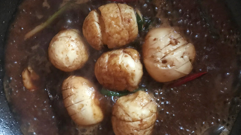虎皮红烧鸡蛋,等到鸡蛋全部吸收汤汁上色之后,就可以盛出来啦