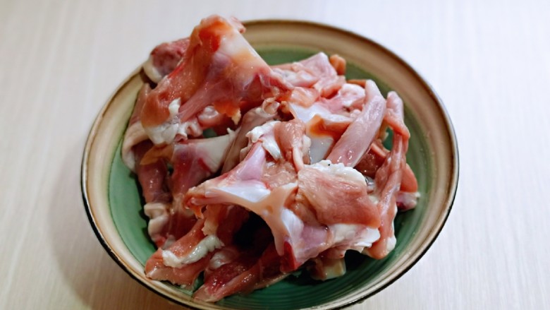 香烤鸭锁骨,第一次买<a style='color:red;display:inline-block;' href='/shicai/ 9298'>鸭锁骨</a>,清水泡30分钟。