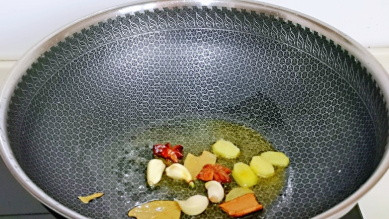 香烤鸭锁骨,起油锅,加入香料煸炒出香味儿。
