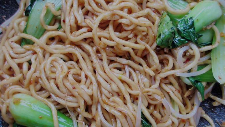 酱油炒面,然后将调好的料汁倒在面条上,快手翻炒均匀关火