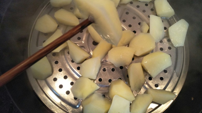 椒香土豆,土豆蒸软，用筷子能轻易插穿。