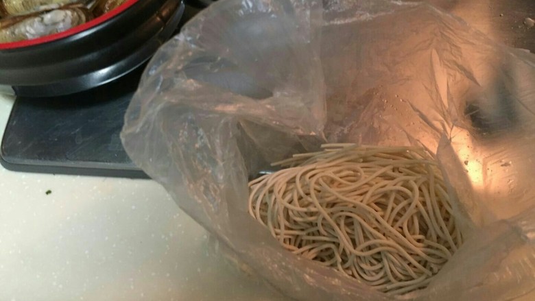 海鲜蛏子面,加入面条,