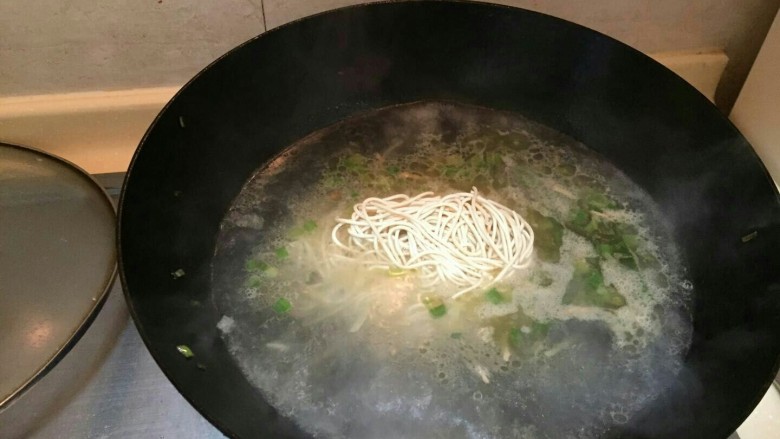海鲜蛏子面,啊,蛏子煮出来的水,当烧面汤的水。