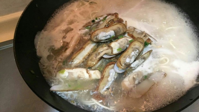 海鲜蛏子面, 倒入面中,大火再煮一分钟。
