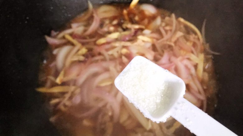 蚝油洋葱香干炒肉丝,加一小勺细砂糖,翻炒均匀即可