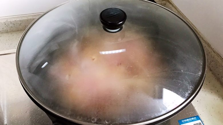 蚝油洋葱香干炒肉丝,盖上锅盖,转小火焖煮2分钟