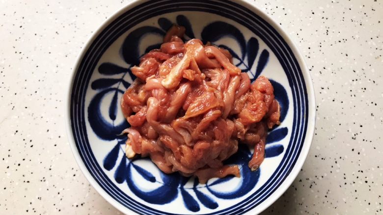 蚝油洋葱香干炒肉丝,抓均匀,腌制备用