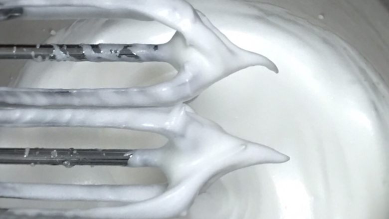 红枣玉枕蛋糕,再次搅打50圈,蛋白硬挺,出现直立的小尖峰。