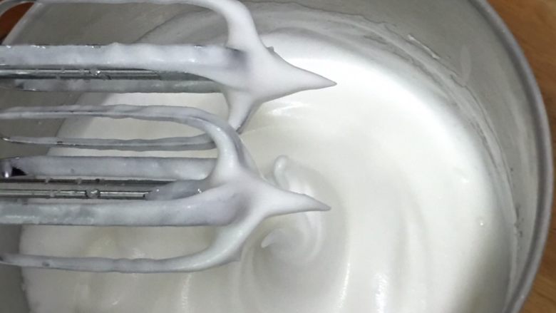 红枣玉枕蛋糕,继续搅打50圈,再加最后的15克细砂糖。
