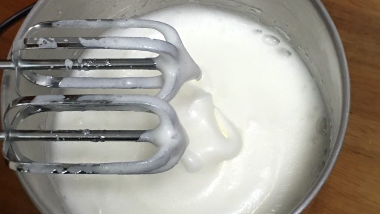 红枣玉枕蛋糕,用打蛋器高速搅打50圈,蛋白变白蓬发,加15克细砂糖。