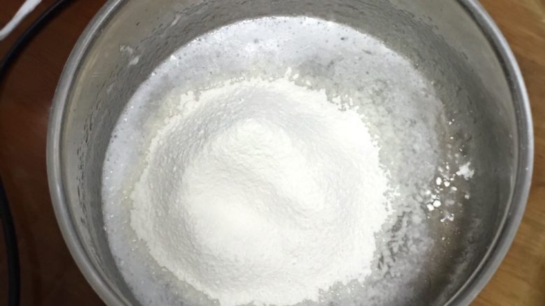 红枣玉枕蛋糕,过筛低筋粉,也用打蛋器打至糊状。