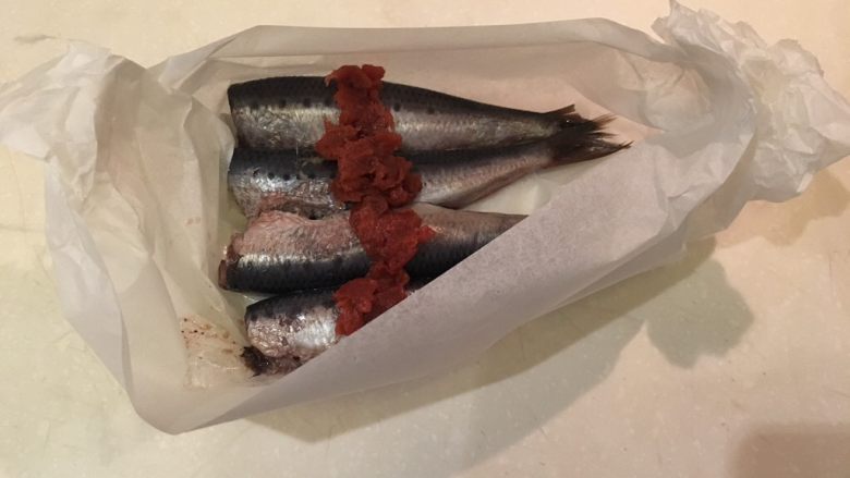 梅子蒸沙丁鱼,将烘培纸两端捏紧,做成半球状的碗