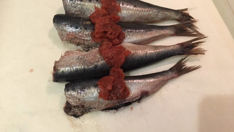 梅子蒸沙丁鱼,将沙丁鱼排上去,梅子肉也放上