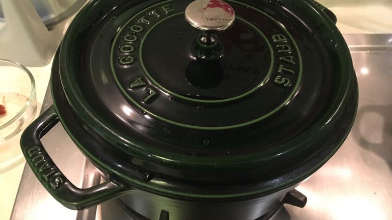 梅子蒸沙丁鱼,盖上锅盖,中小火煮3分钟,再转小火焖煮15分钟。