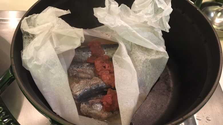 梅子蒸沙丁鱼,锅里的半杯水烧完了!鱼也熟了!