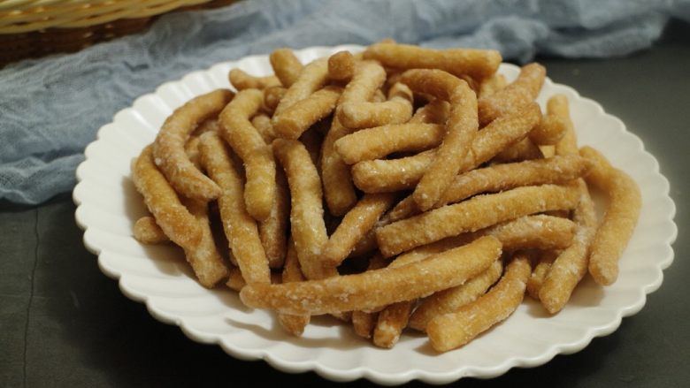 江米条(糯米条),冷却后食用,酥脆香甜,好吃到停不下来~