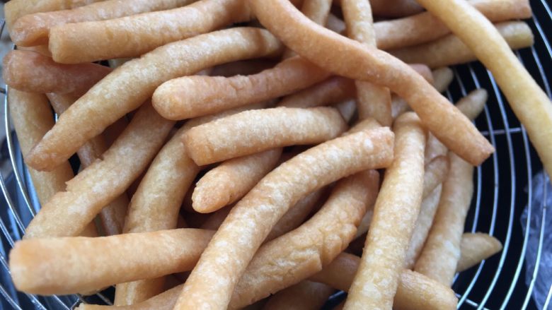 江米条(糯米条),炸至金黄色后捞出控油
