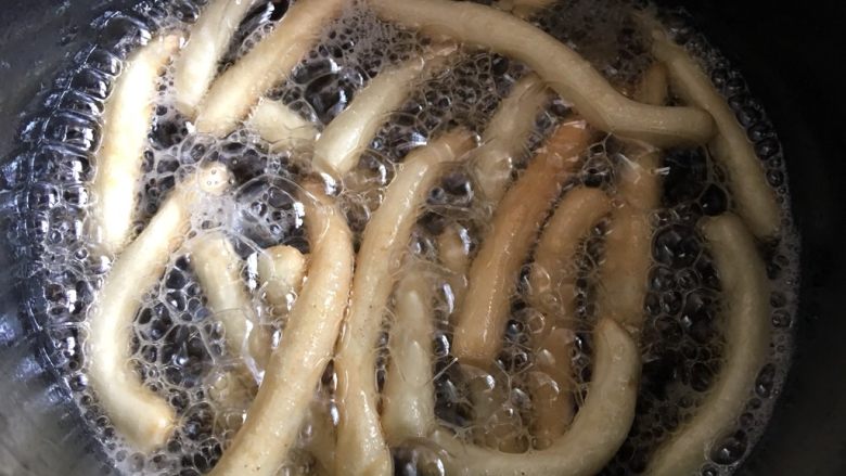 江米条(糯米条),锅里倒足量油加热至3成热,放入糯米条最小火加热,膨胀上浮后注意翻动一下,上色更均匀
