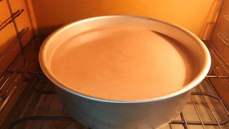 10寸戚风蛋糕胚,入模具,震一到两下震出大气泡。如果你的面糊倒进模具没有图片上那么满,也不一定是操作问题,因为我的<a style='color:red;display:inline-block;' href='/shicai/ 9'>鸡蛋</a>实在是太大一个了😄但如果少太多就可能是翻拌手法不对蛋白消泡了,烤出来就会比较矮,组织也不蓬松。