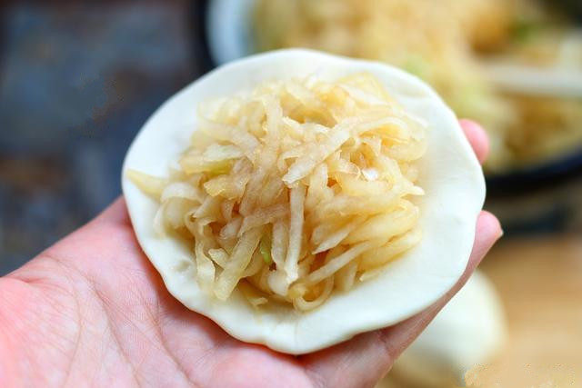白萝卜丝馅儿饼,面团松弛好之后,分成大小一致的面剂子,擀开,放馅儿,馅儿要多;