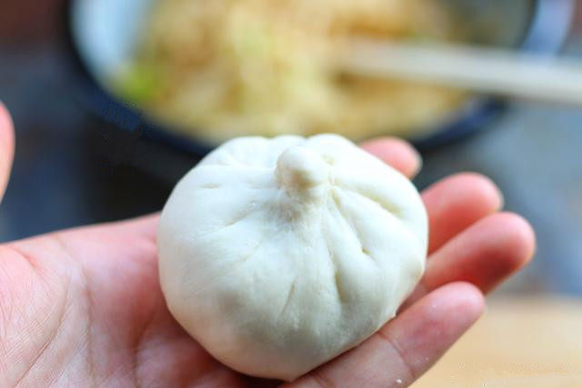 白萝卜丝馅儿饼,把它包好,收口处的面团要揪下来,不然馅儿饼中间收口的位置面皮会厚;