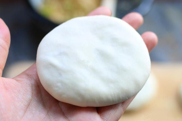 白萝卜丝馅儿饼,轻轻用手按压几下,把馅儿饼按扁一些,依次做好所有的剂子;