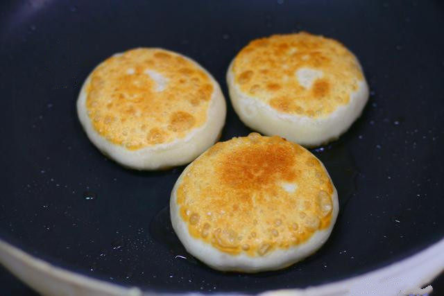 白萝卜丝馅儿饼,烙完一面再翻面烙另外一面,两面都烙至金黄即可出锅;