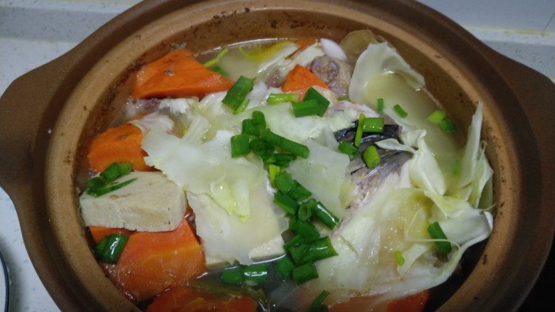 鸡腿、鸡翅、牛肉清炖胡萝卜、鱼块,再煮1分钟,关火撒上葱碎。