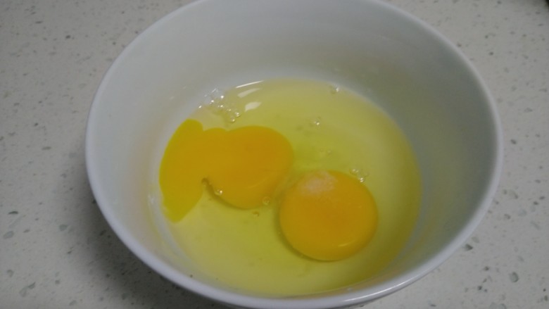 炒鸡蛋香椿,<a style='color:red;display:inline-block;' href='/shicai/ 9'>鸡蛋</a>打入碗中,加入盐。