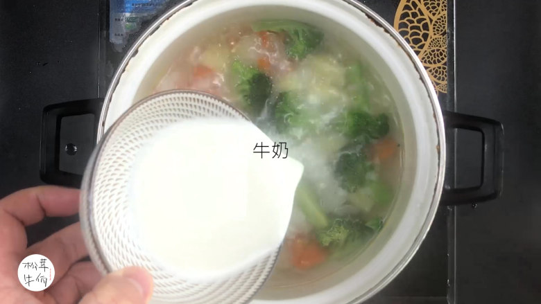 视频｜鸡肉松茸浓汤｜牛佤松茸食谱,放入西兰花，<a style='color:red;display:inline-block;' href='/shicai/ 219'>牛奶</a>和鸡肉，继续滚煮。