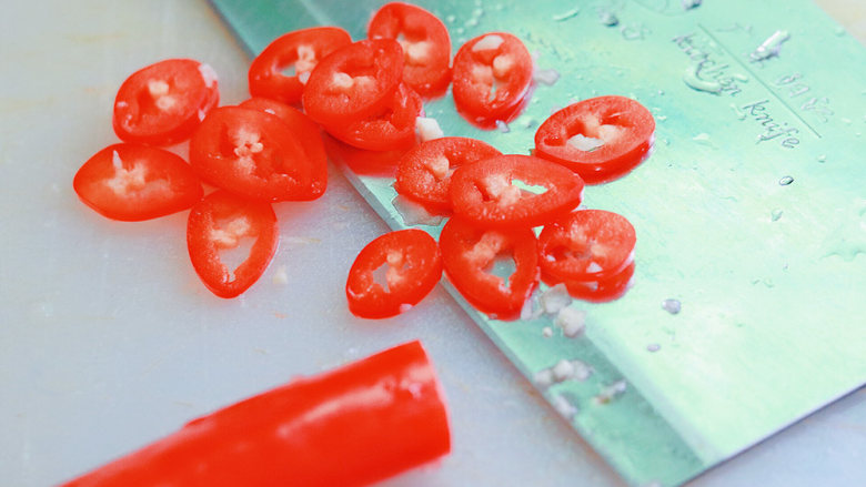菌菇蛤蜊汤,<a style='color:red;display:inline-block;' href='/shicai/ 82'>小米椒</a>切成小段,大蒜头碾碎