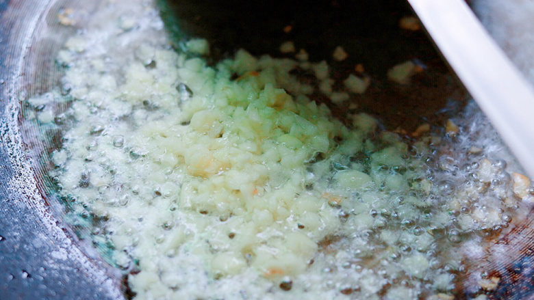 菌菇蛤蜊汤,锅里放油,烧热油锅,放入蒜末爆炒香