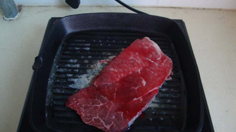 黑椒牛排套餐,<a style='color:red;display:inline-block;' href='/shicai/ 217'>牛排</a>抹上盐、黑胡椒碎,用黄油煎好