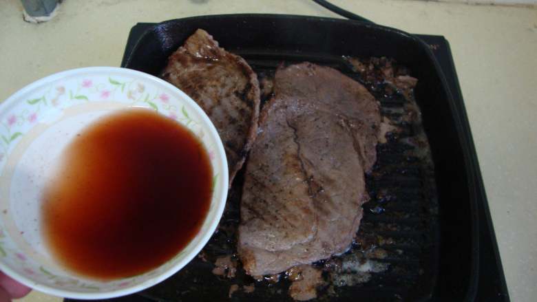 黑椒牛排套餐,烹红酒,装盘
